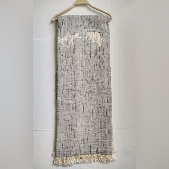 🎁Piscatextil Holiday Throw Blanket - Neutral Gray Holiday Village & Sleigh - Picture 8 of 12